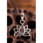 Hanger Lotus met topaas